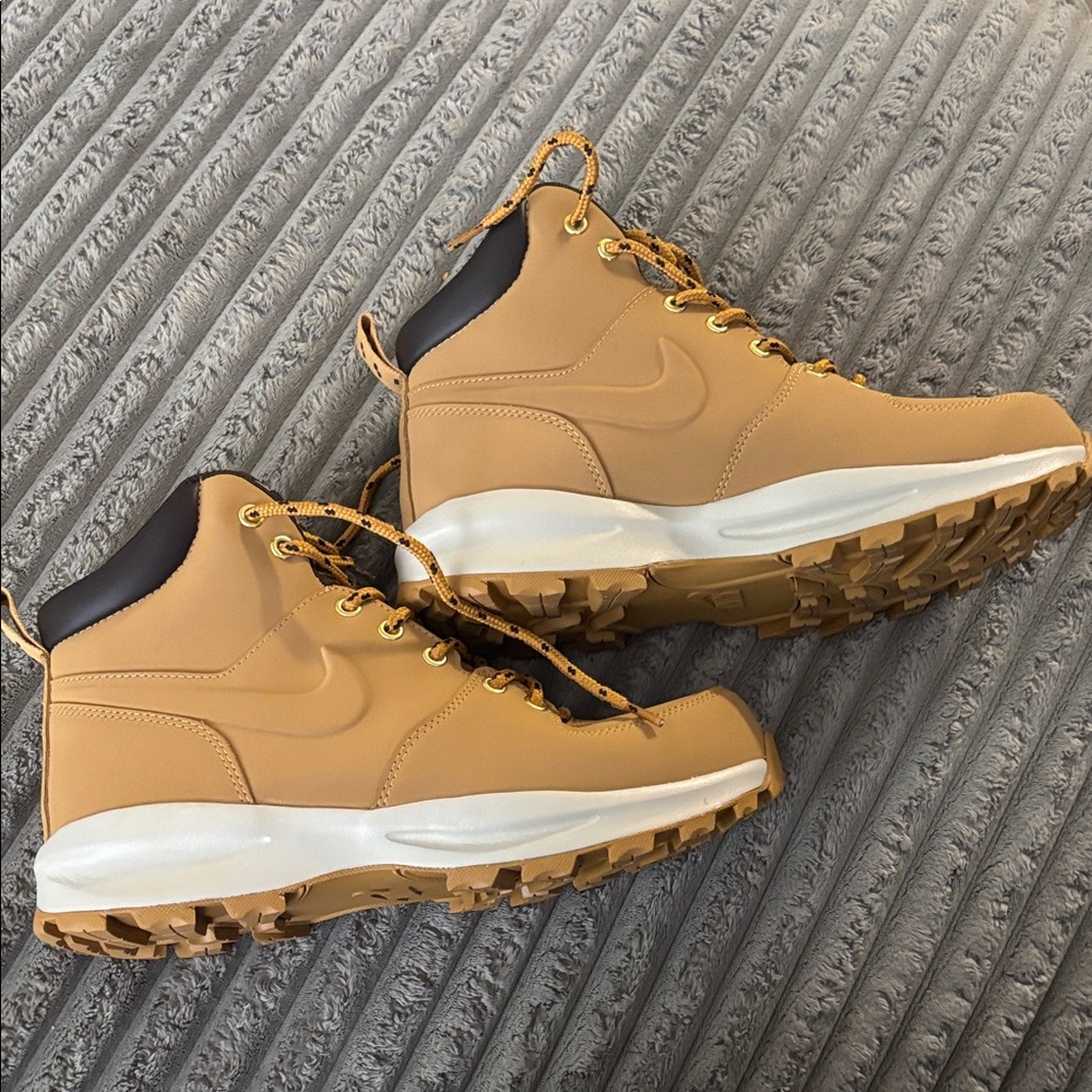 Nike Tan and Black Men's Boots